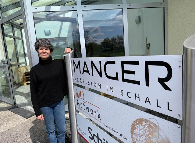 Daniela Manger vor der Firmenzentrale